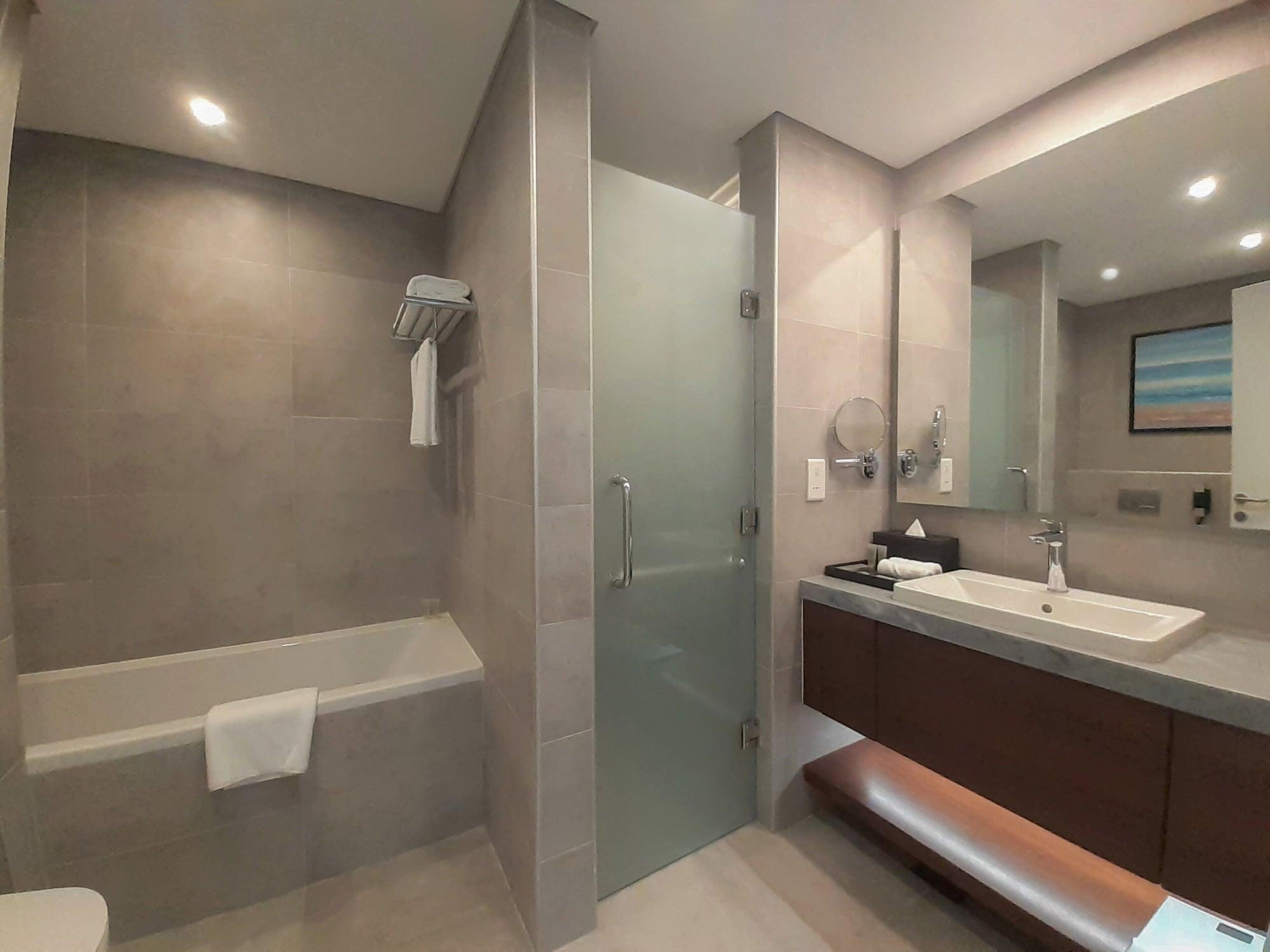Somerset West Bay Doha Luaran gambar Bathroom