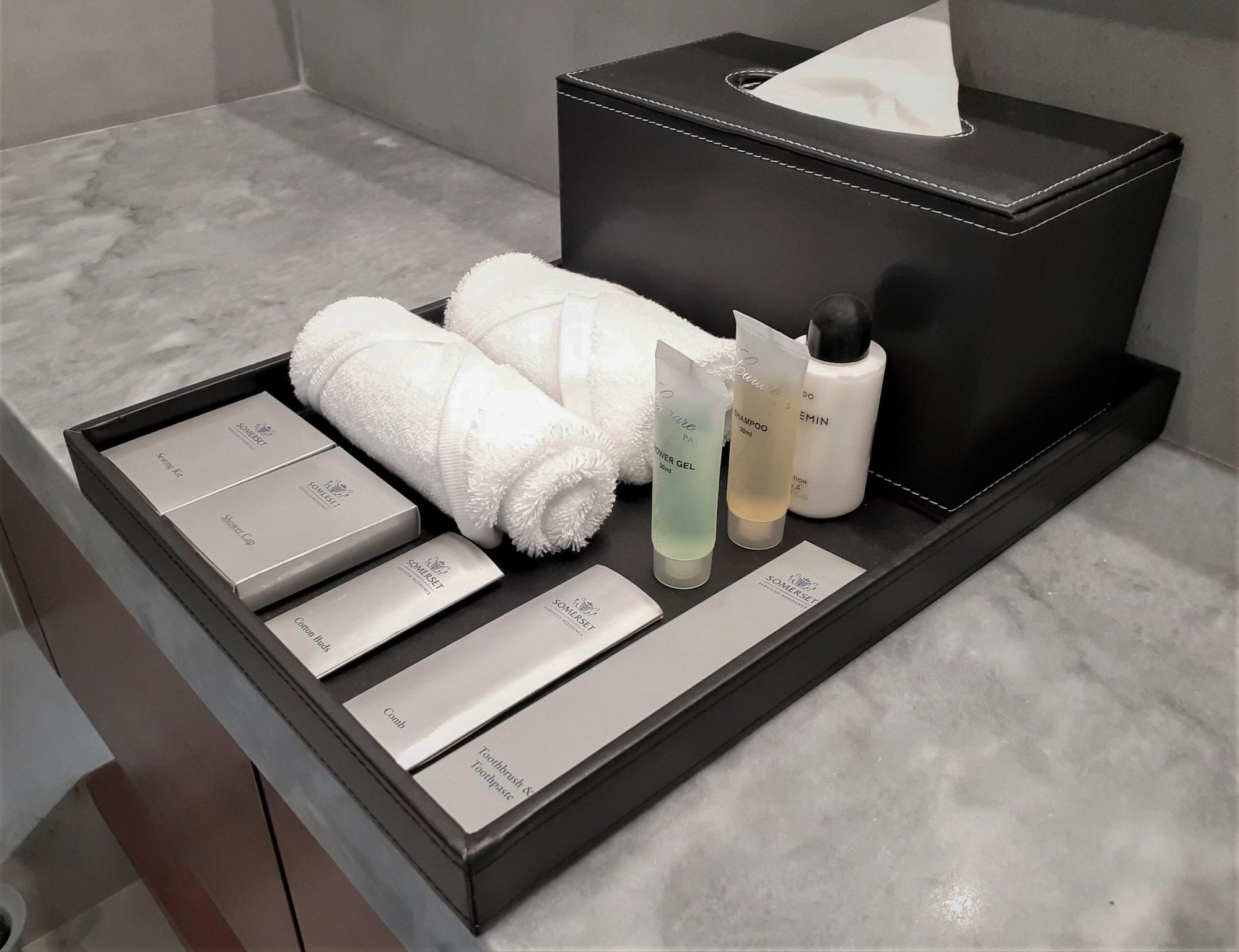 Somerset West Bay Doha Luaran gambar A bathroom amenity tray
