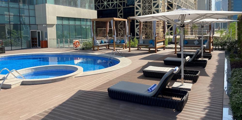 Somerset West Bay Doha Luaran gambar The pool at the hotel