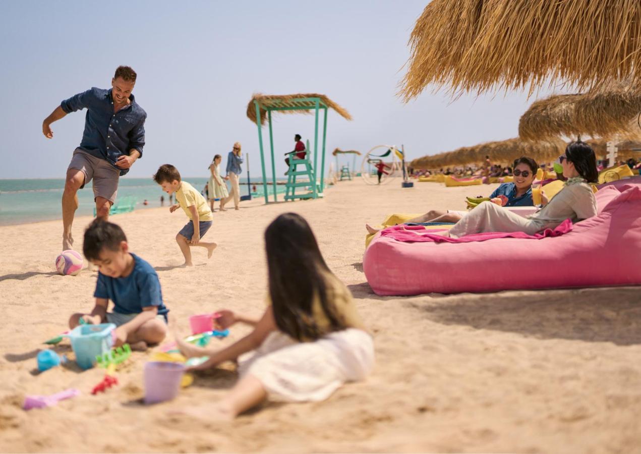 Somerset West Bay Doha Luaran gambar Families at the beach