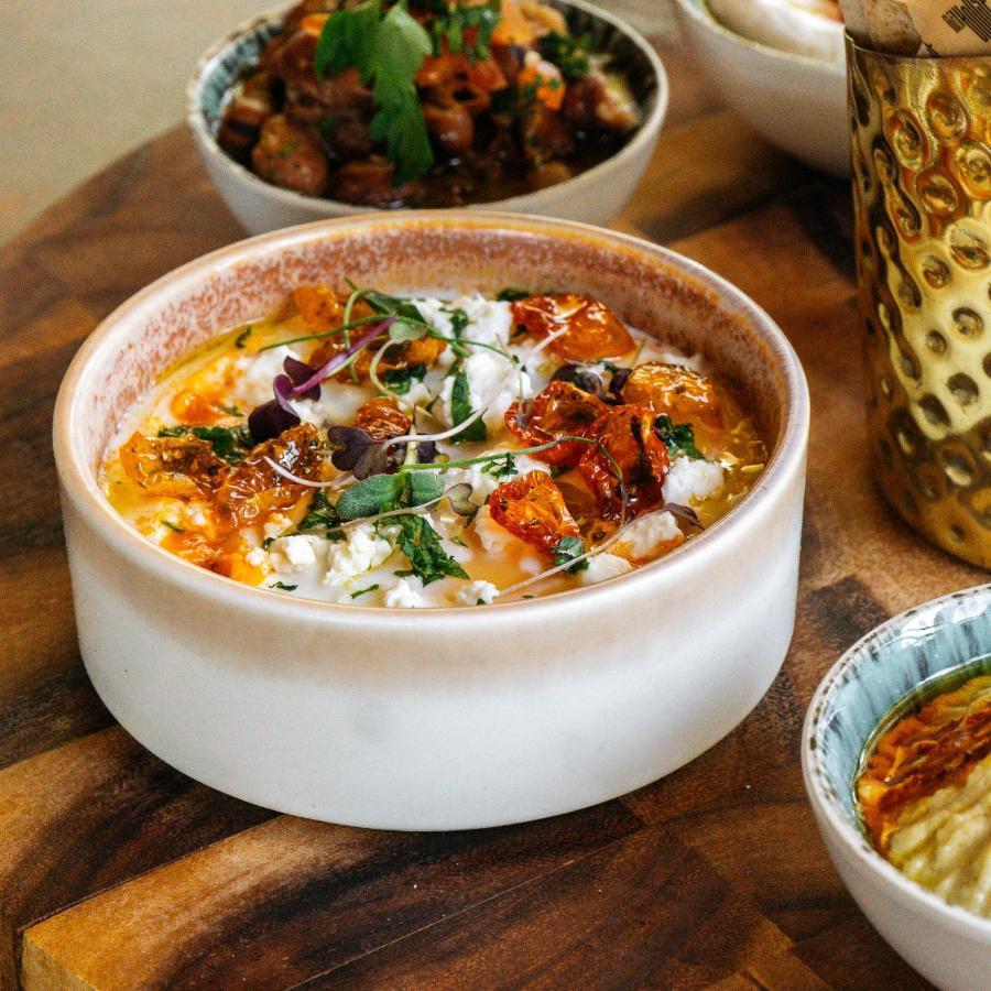 Somerset West Bay Doha Luaran gambar Labneh with olive oil, sumac, and olives