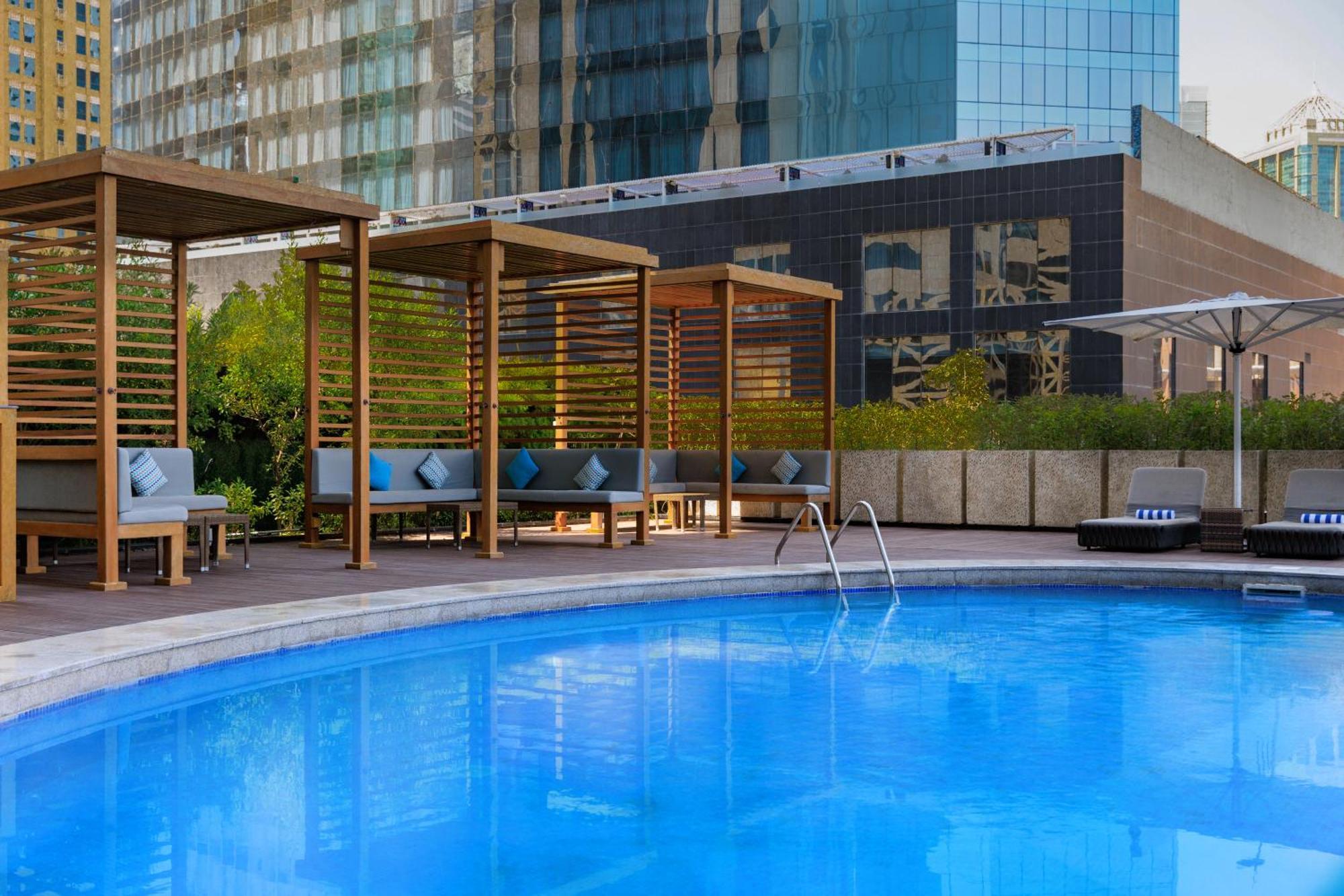 Somerset West Bay Doha Luaran gambar The swimming pool at the hotel