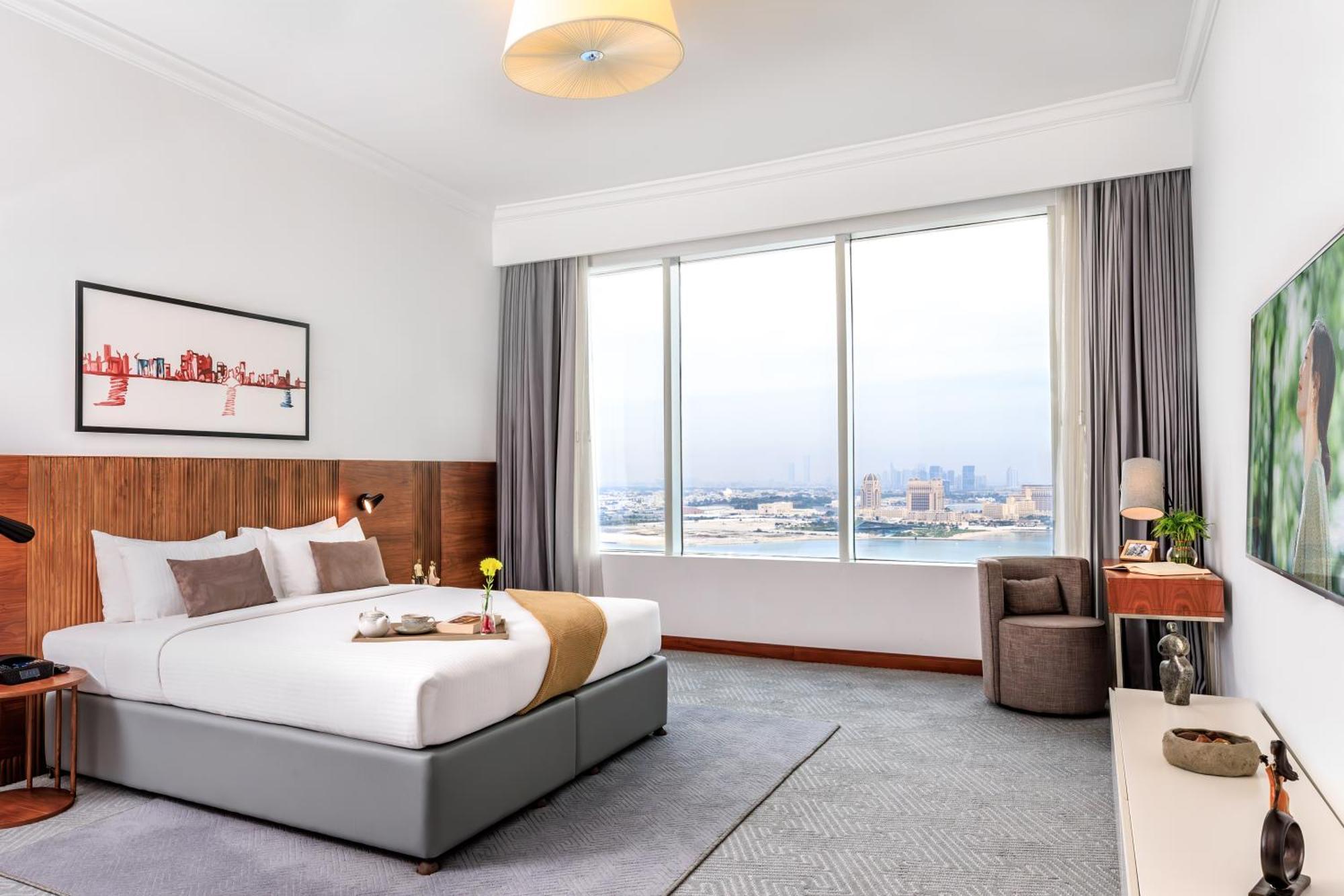 Somerset West Bay Doha Luaran gambar A bedroom at the hotel