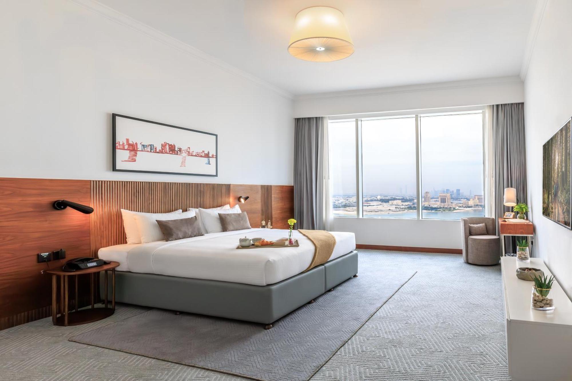 Somerset West Bay Doha Luaran gambar A bedroom at the hotel