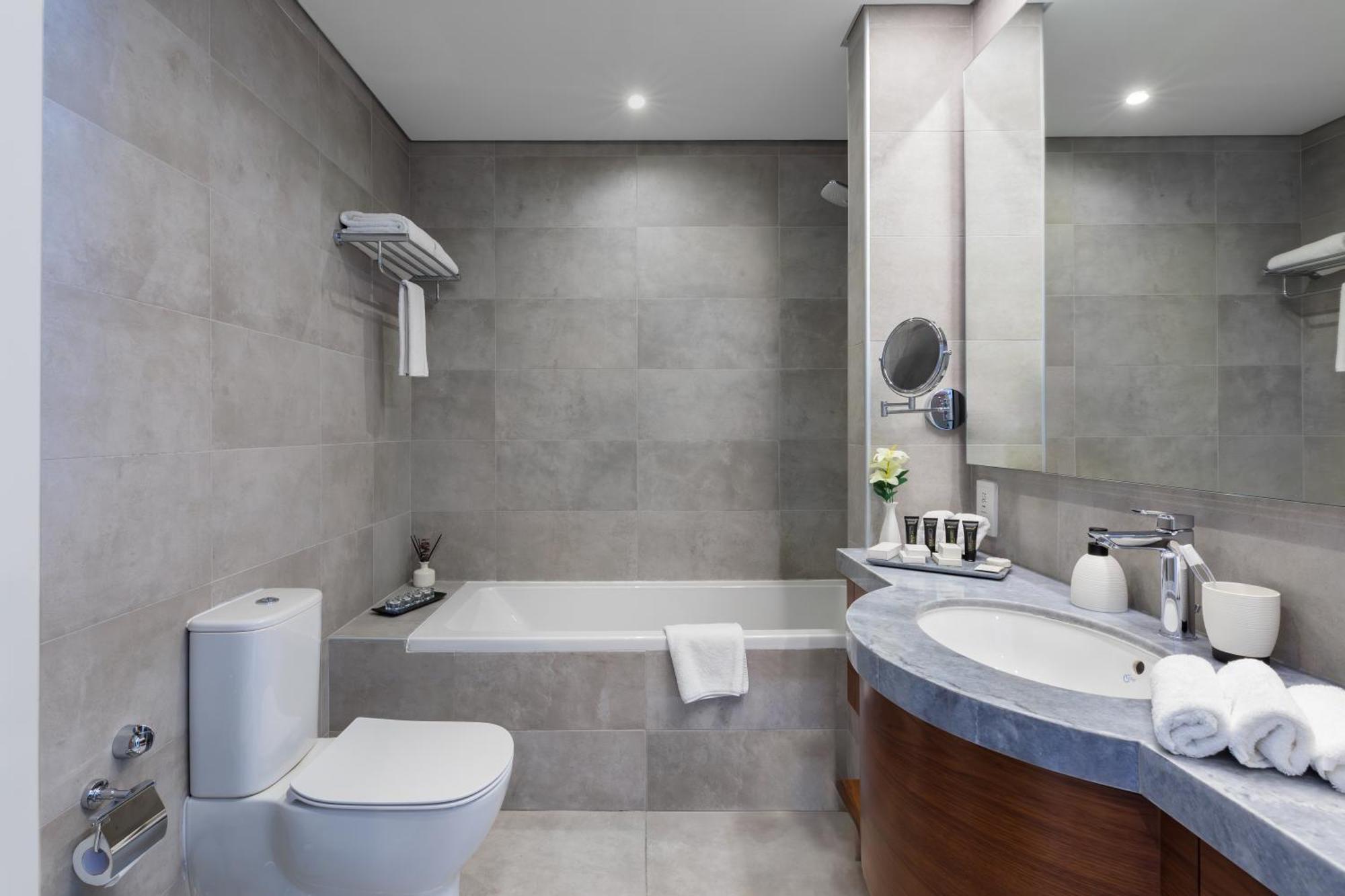 Somerset West Bay Doha Luaran gambar Bathroom