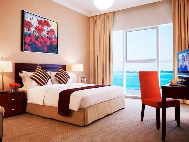 Somerset West Bay Doha Luaran gambar A bedroom in a hotel