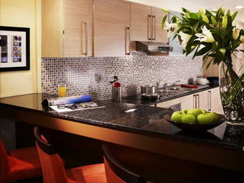 Somerset West Bay Doha Bilik gambar A kitchen at The Standard East Village