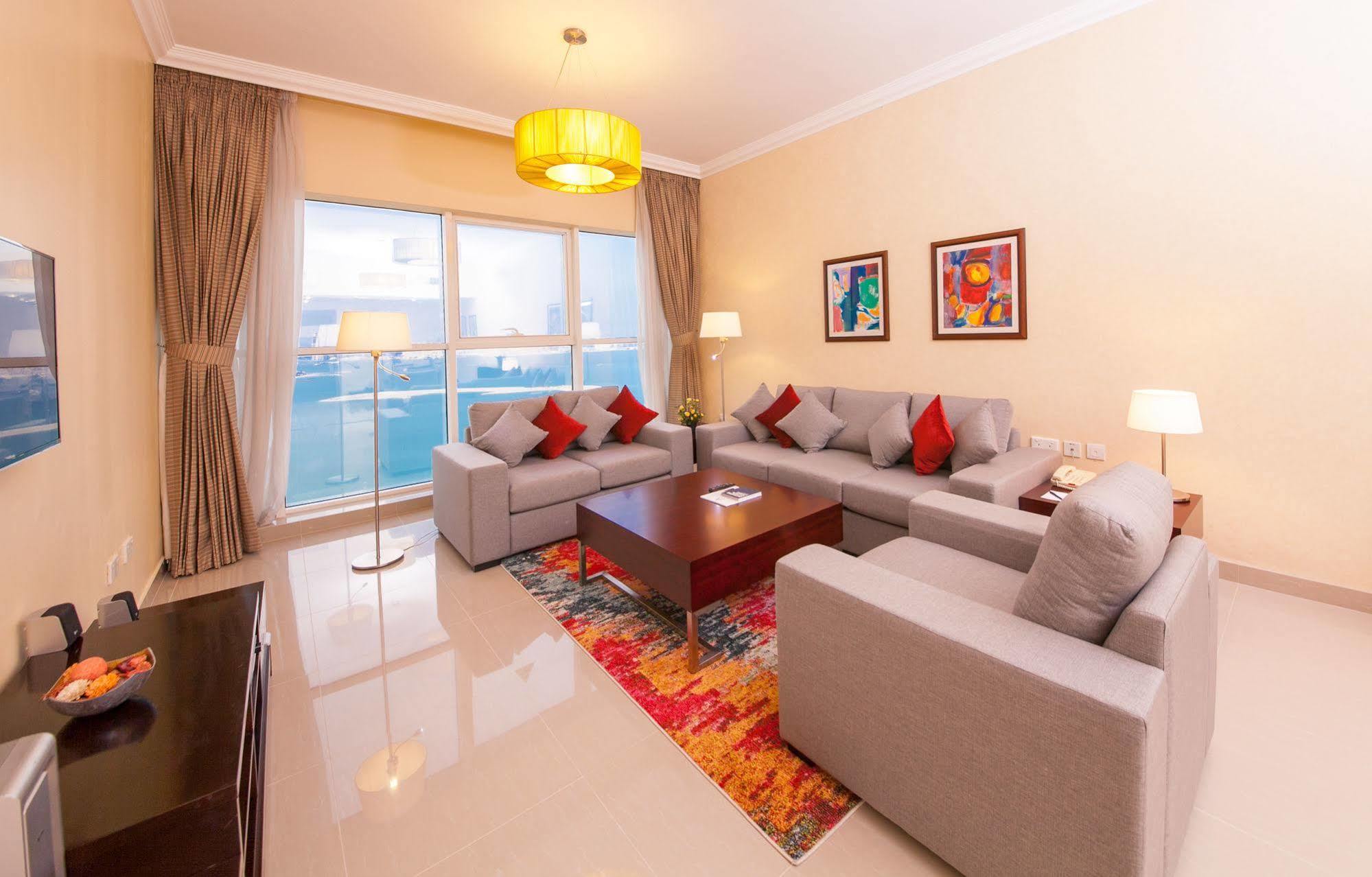 Somerset West Bay Doha Luaran gambar Living room