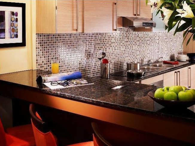 Somerset West Bay Doha Luaran gambar A kitchen with granite countertops
